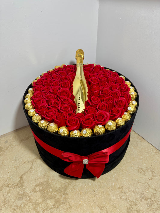 Secret "Luxury Box"- Cutie Luxury de Catifea cu Trandafiri, Ferrero Rocher si Sampanie Premium