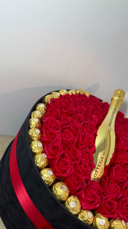 Secret "Luxury Box"- Cutie Luxury de Catifea cu Trandafiri, Ferrero Rocher si Sampanie Premium